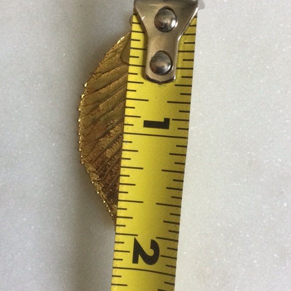 Minimalist Vintage Gold Tone Leaf Necklace Pendant - Picture 4 of 4